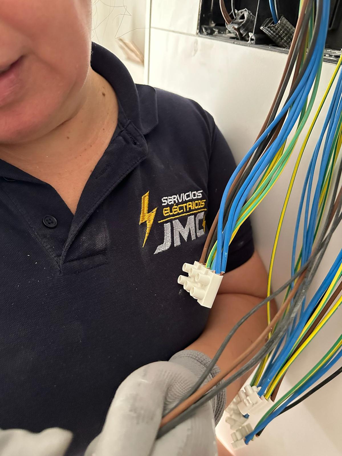 Profesional de Servicios Eléctricos JMC trabajando en una instalación